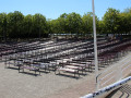 Hlediště a za ním obrovské parkoviště.