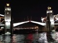 Otevírání mostů v nočním Petrohradu.