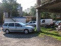 Hlídané parkoviště na Ukrajině. Plot, bouda, pán, pes a bordel.